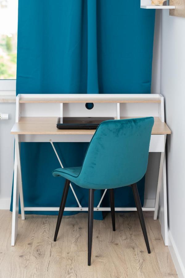 Sea Waves With Park View By Renters
