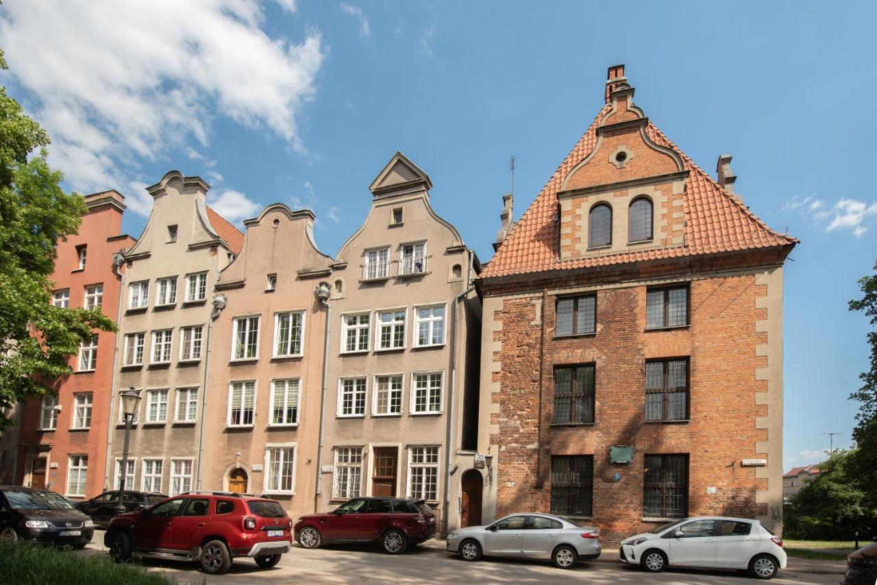 Old River Apartment *