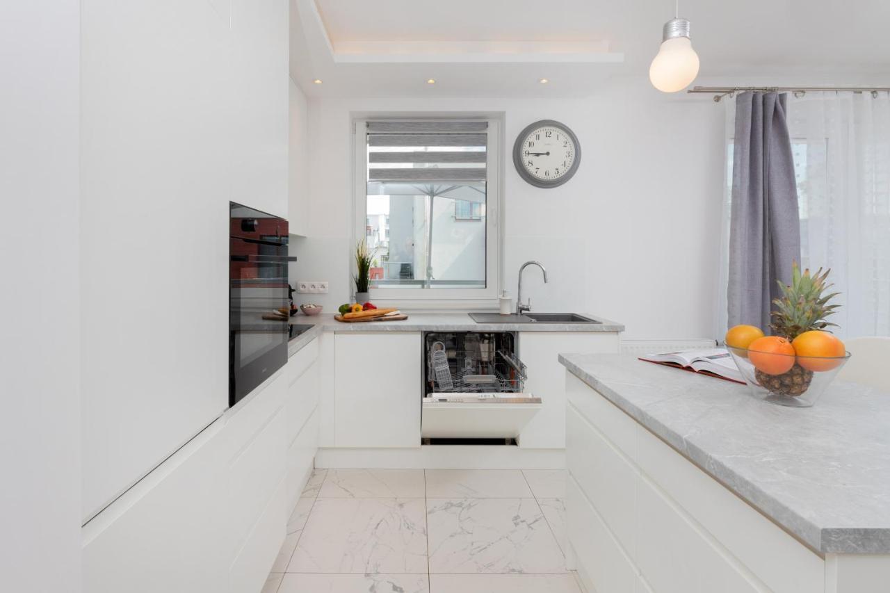 Garnizon For 6 Guests With Parking & Balcony By Renters Apartment *