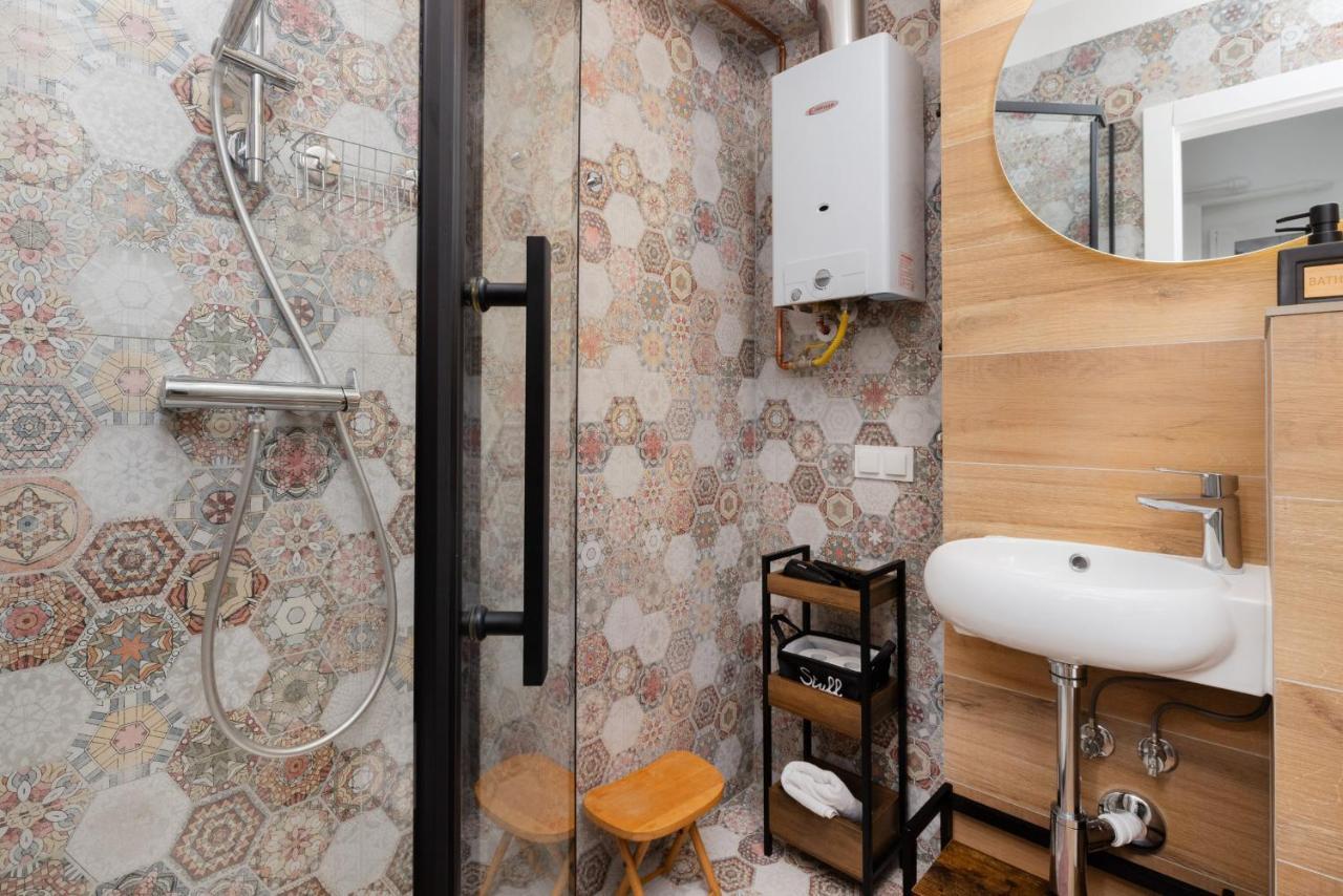 Podwale Staromiejskie With Balcony By Renters Apartament *