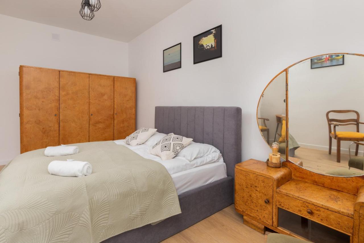 Podwale Staromiejskie With Balcony By Renters Apartament Gdańsk