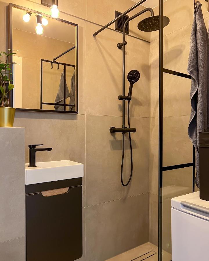 Fresh Industrial With Public Transport Apartment