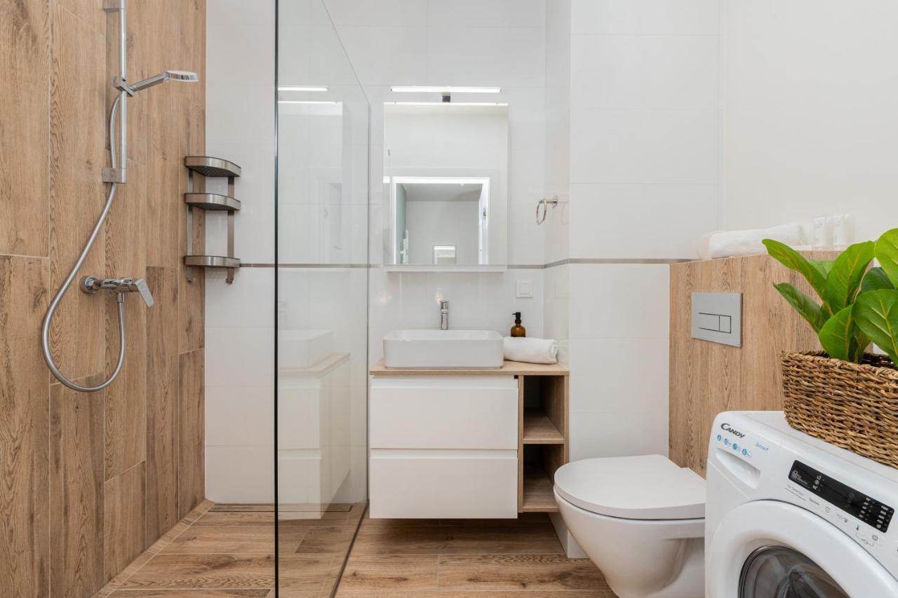 Apartment Bright & Stylish With Balcony 1,5 Km To Main By Renters Danzig