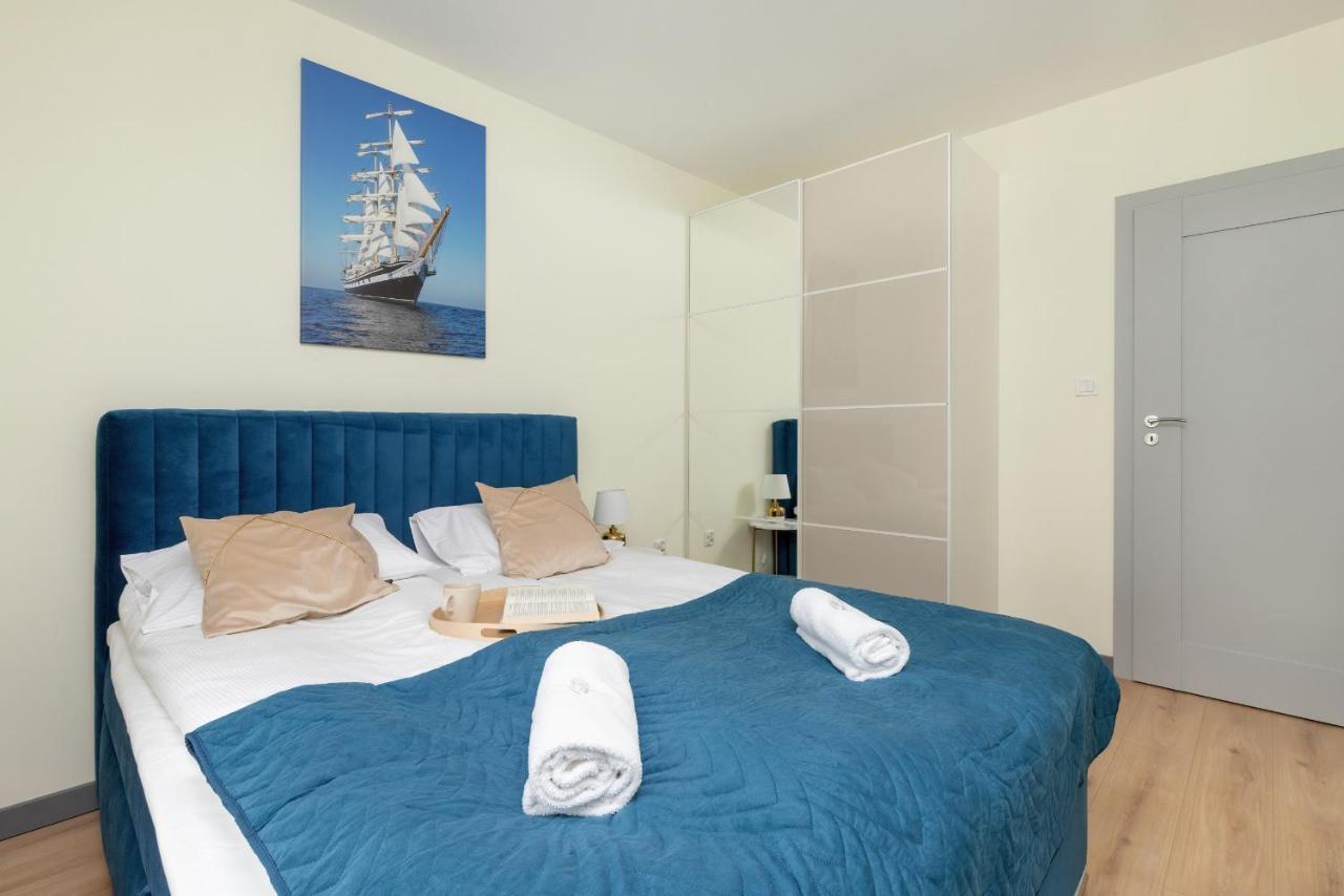 Starowiejska With Balcony & Parking Next To Arena Stadium By Renters Apartment