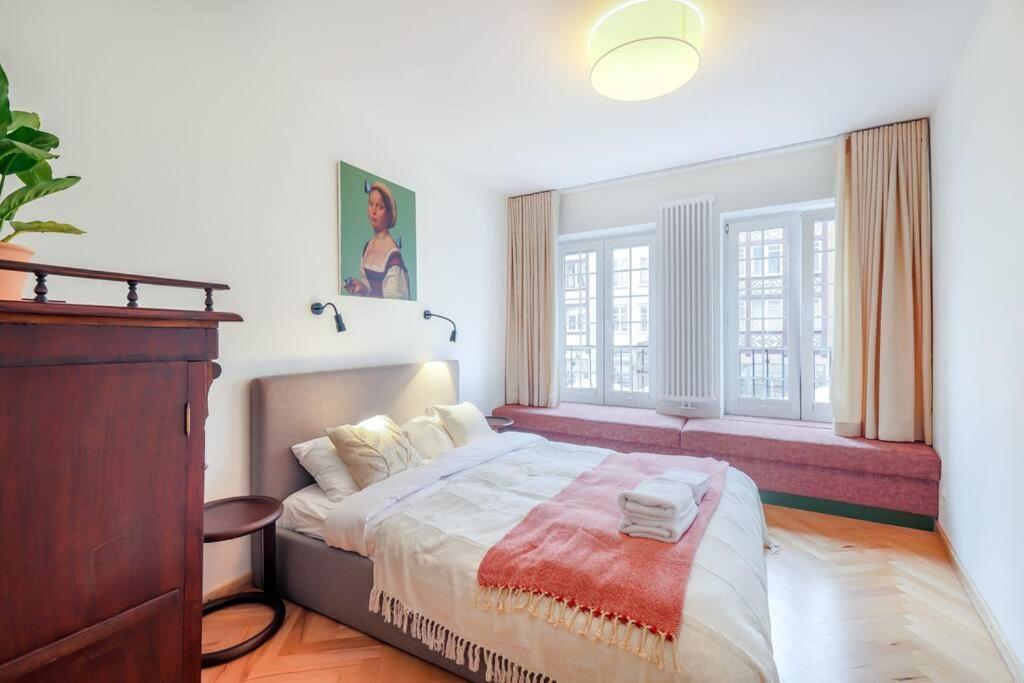 Cityscape Haven: Urban Retreat Apartment *