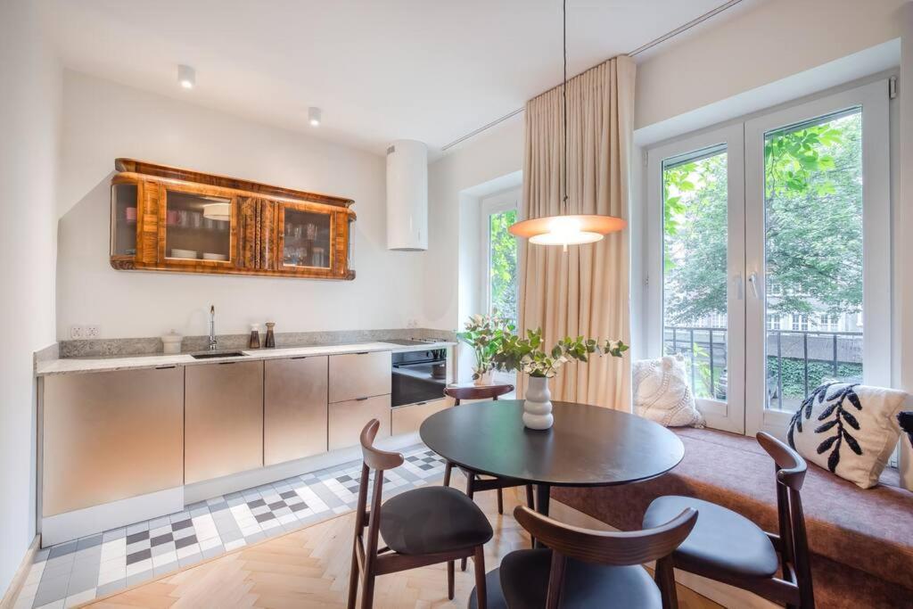 Cityscape Haven: Urban Retreat Apartment