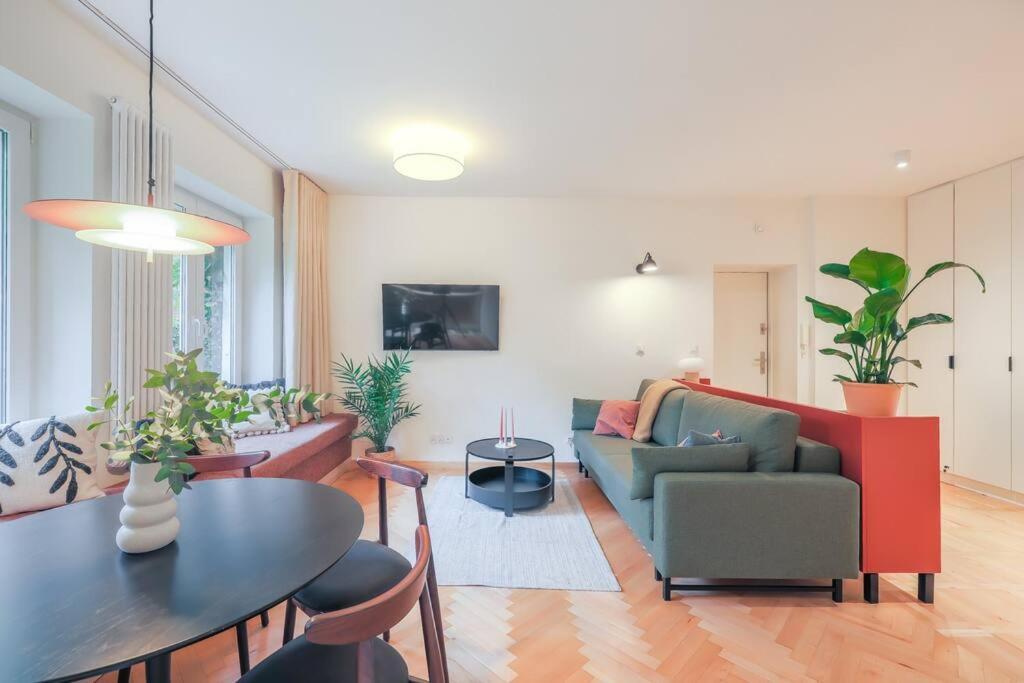 Cityscape Haven: Urban Retreat Apartment *