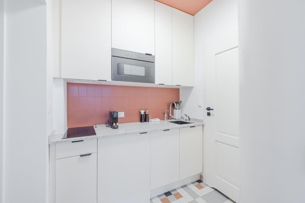 Modern In Centre Apartment *