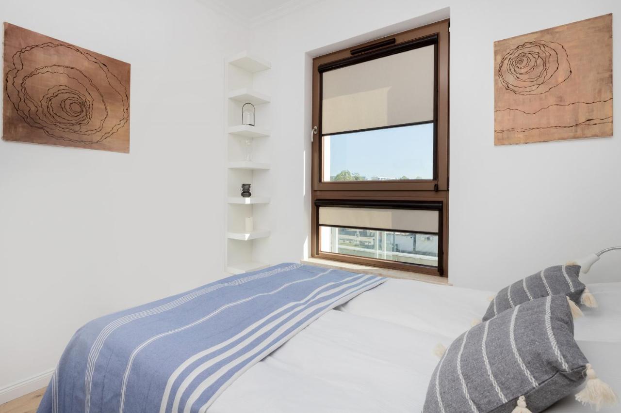 Modern With Balcony By Renters Apartment *