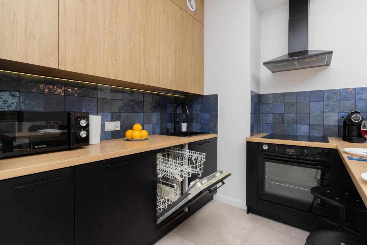 Modern With Balcony By Renters Apartment *