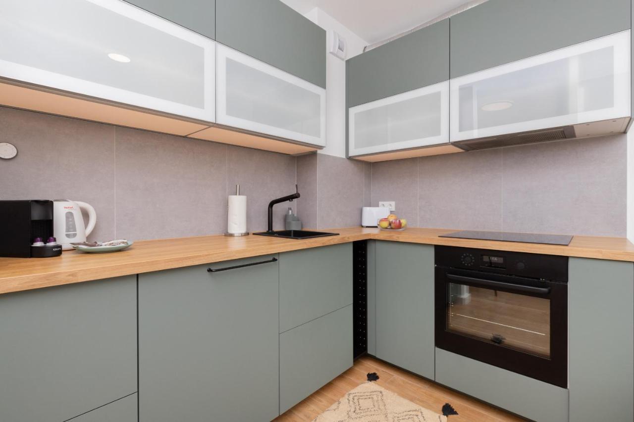 Bright & Trendy With Balcony By Renters Apartment *