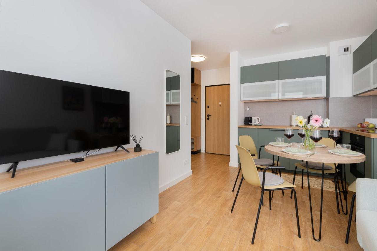 Bright & Trendy With Balcony By Renters