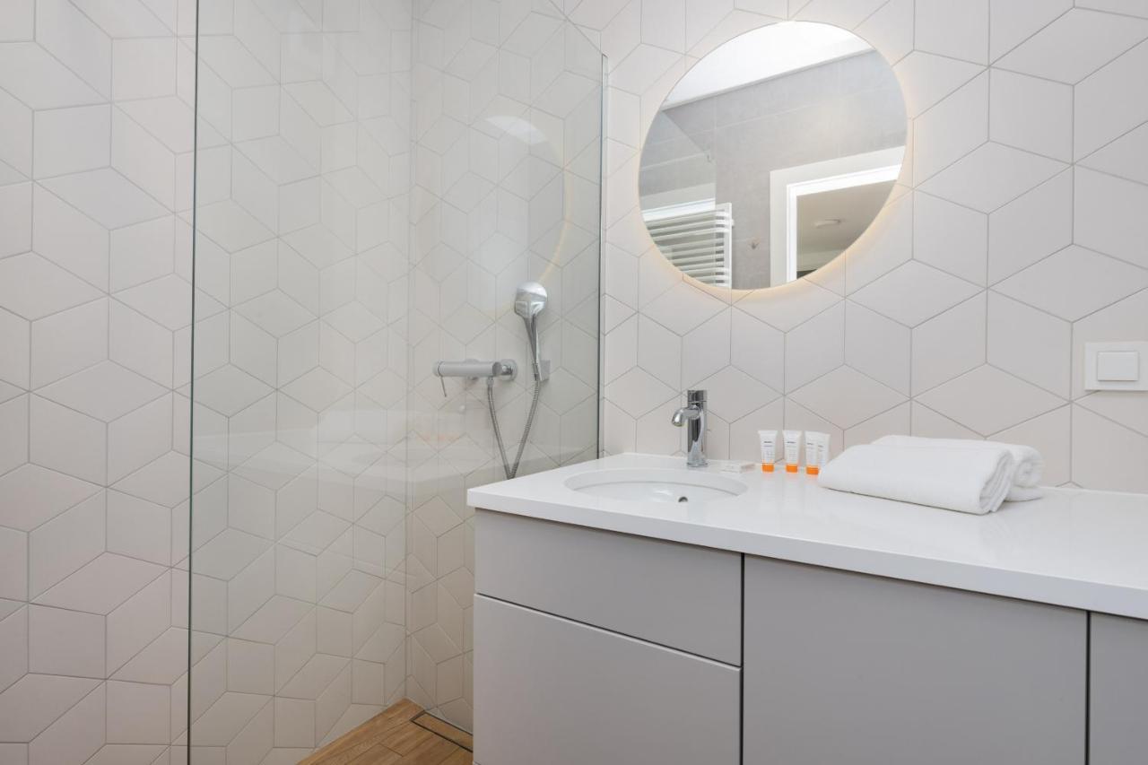 Apartment Bright & Trendy With Balcony By Renters *