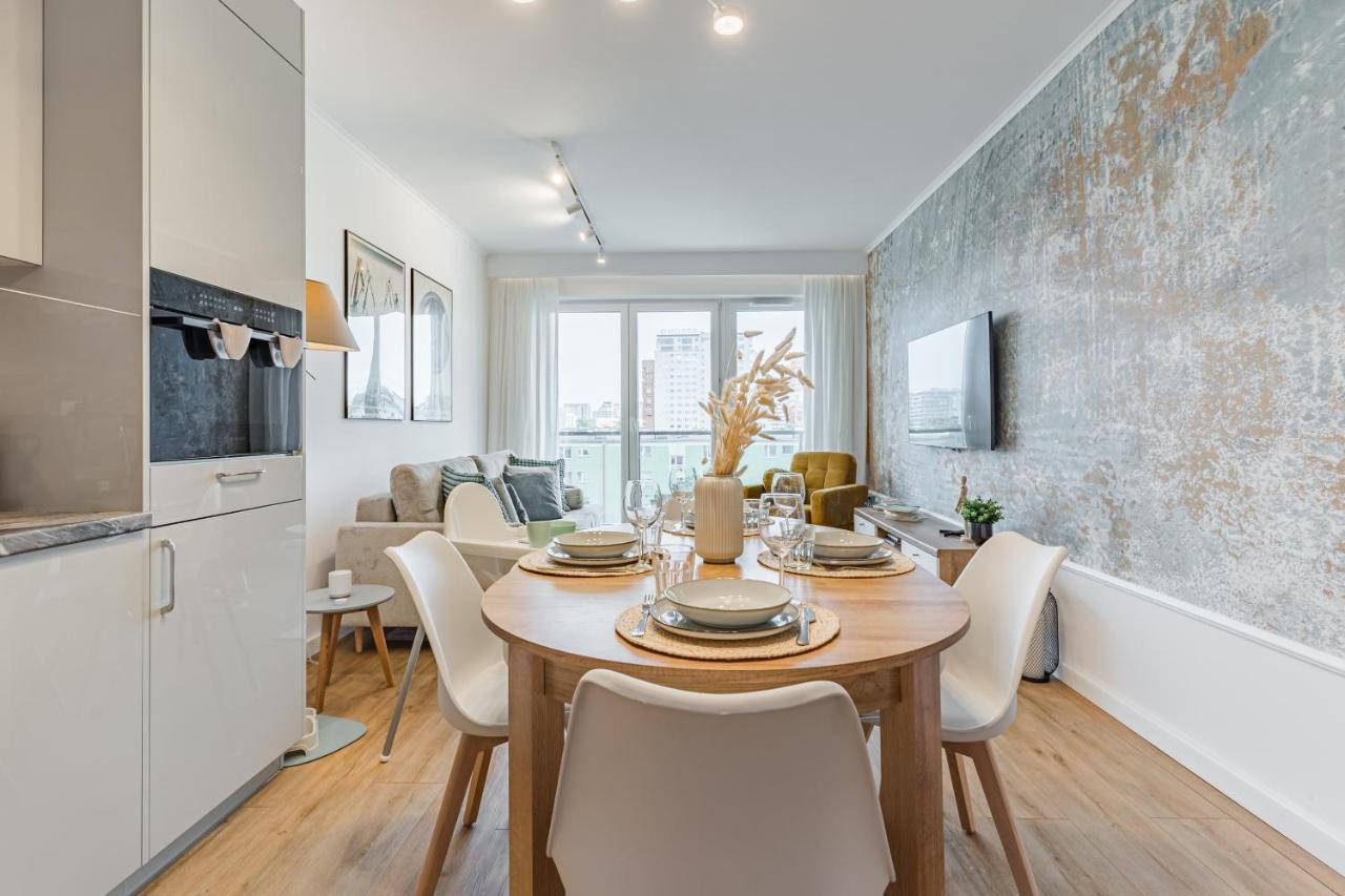 Golden Reagan By Aparo - Nowy Apartament, Winda, Lozeczko Turystyczne, Plaza 500m, Balkon, 2 Sypialnie Oraz Salon, Rowerownia, Biurko Leilighet