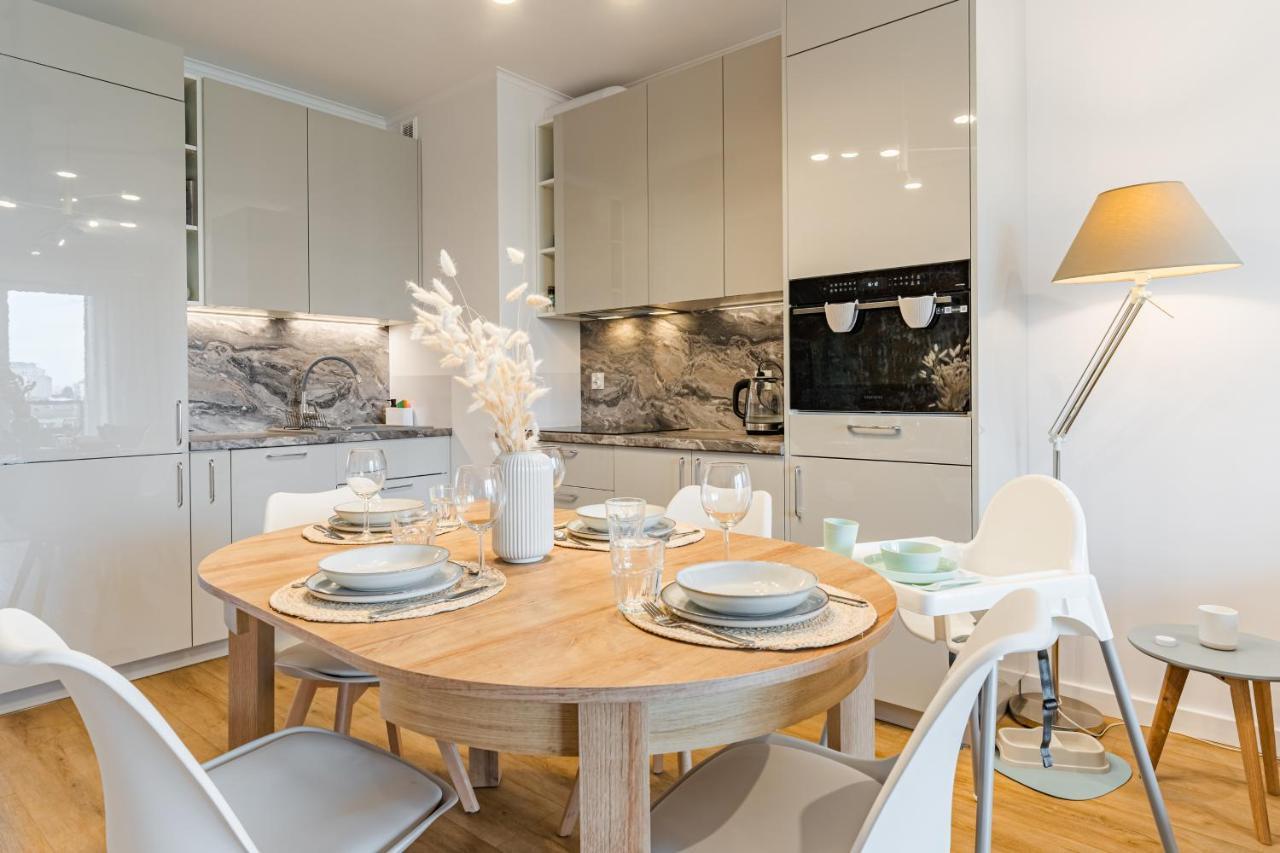 Leilighet Golden Reagan By Aparo - Nowy Apartament, Winda, Lozeczko Turystyczne, Plaza 500m, Balkon, 2 Sypialnie Oraz Salon, Rowerownia, Biurko Gdańsk