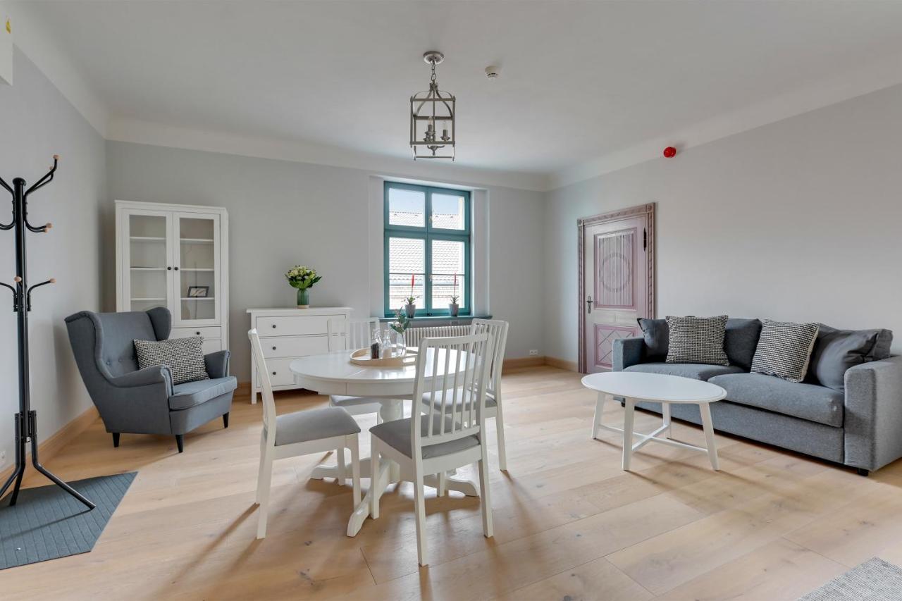 Historical Townhouse By Blue Mandarin *