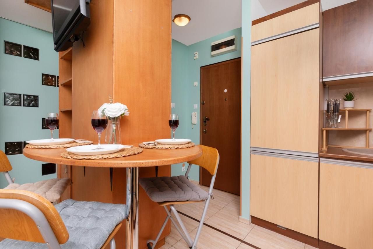 Subtle And Cosy With Furnished Balcony In By Renters Apartment *
