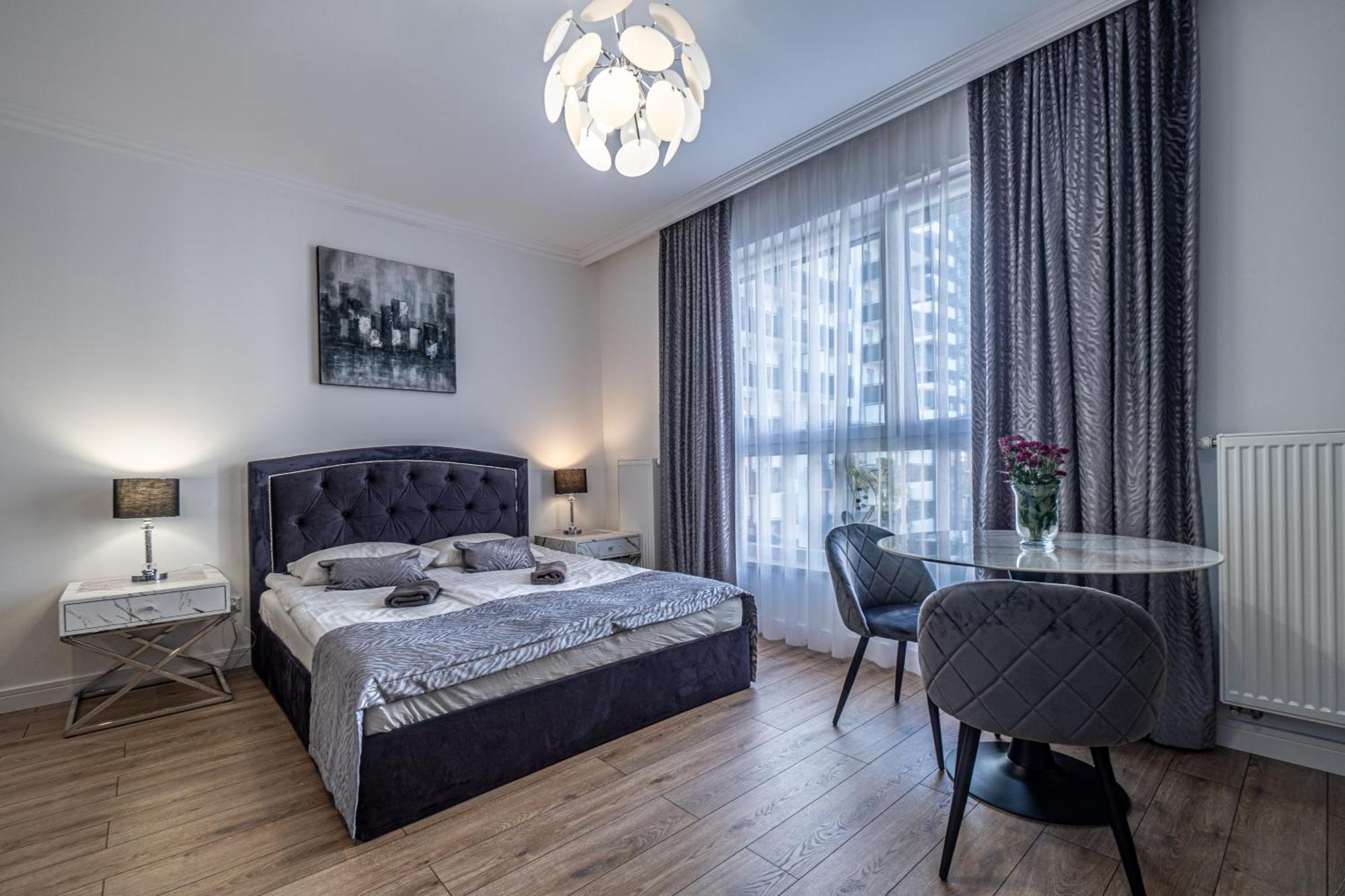 Private Parking, Secure Building - Old Town & Main Station *