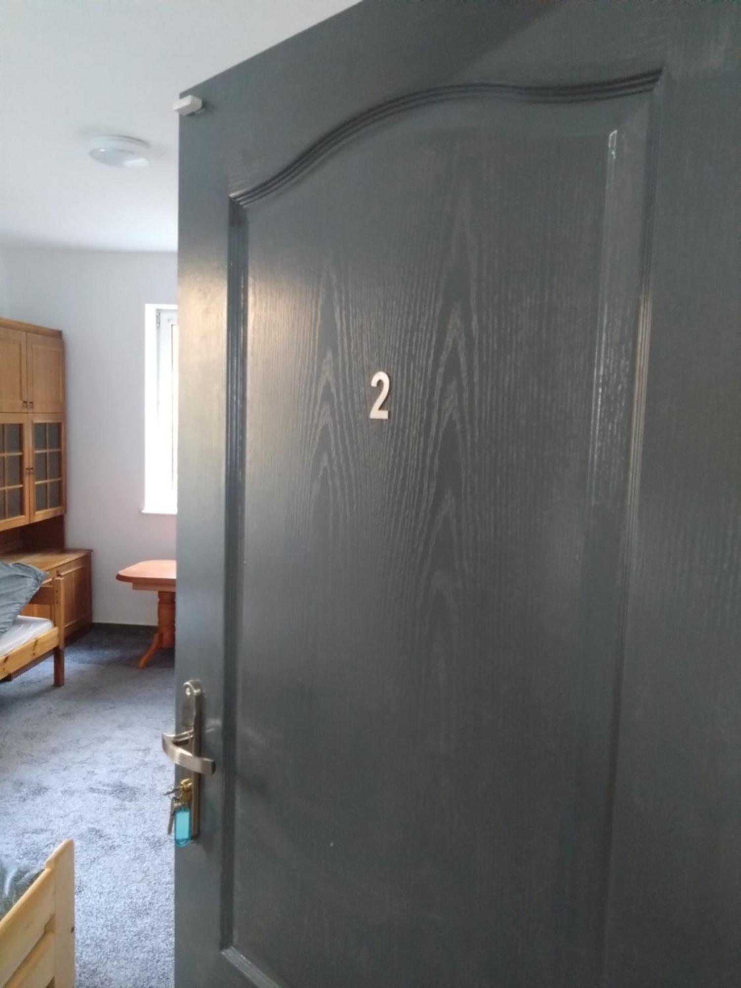Apartment Tanie Pokoj Nr 2 1-3 Osobowy Z Lazienka Na Korytarzu