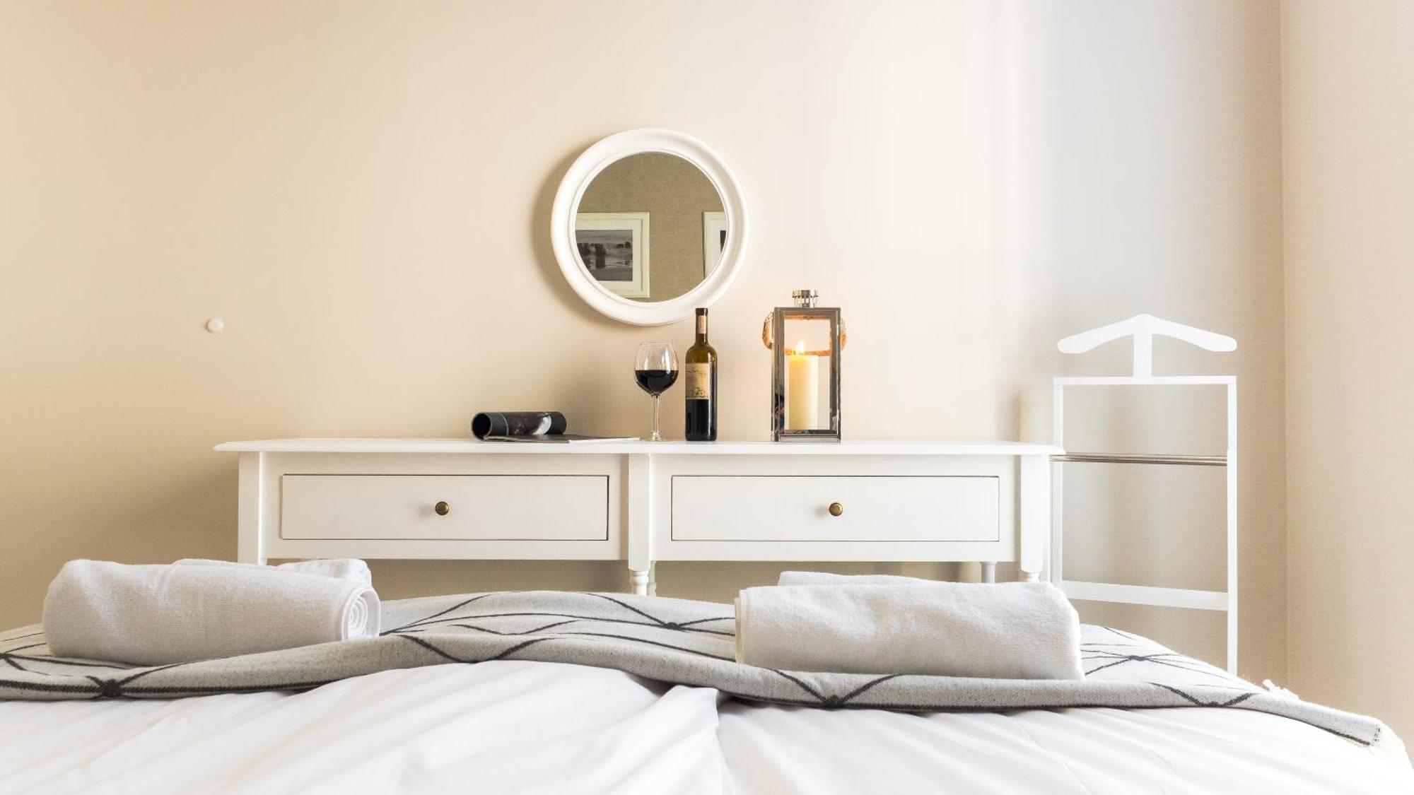 Center - Granary Island By Apartmore *