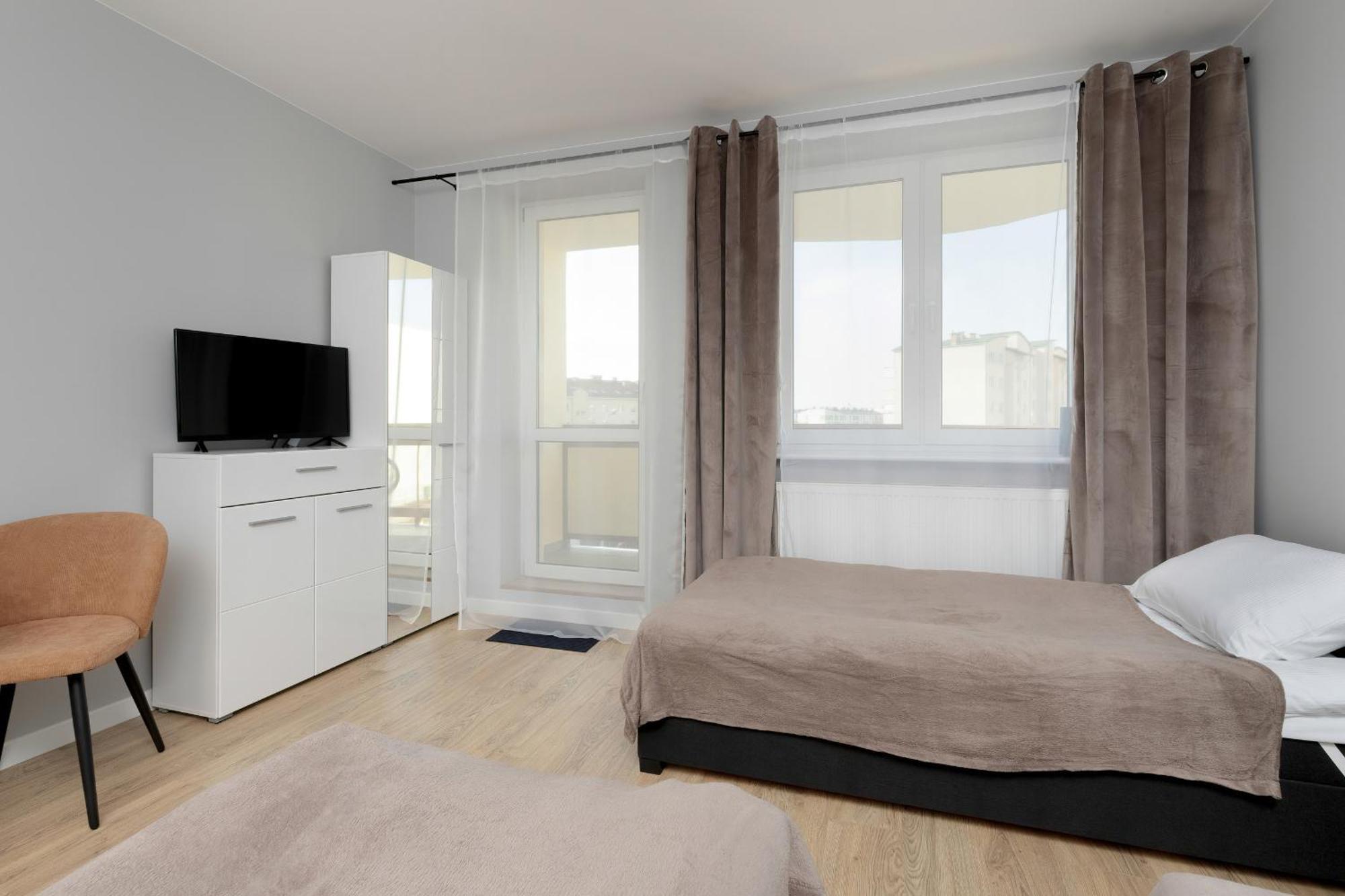 In With 3 Bedrooms, Furnished Balcony And 2 Desks By Rent Like
