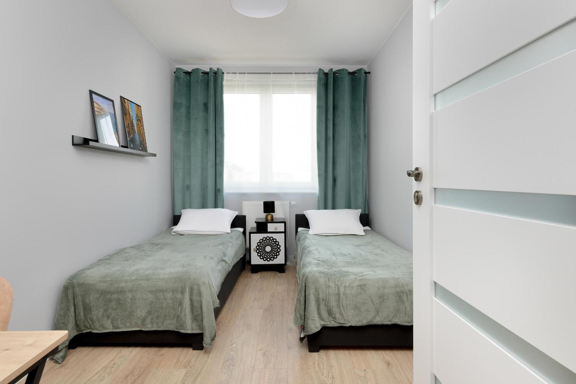 In With 3 Bedrooms, Furnished Balcony And 2 Desks By Rent Like *