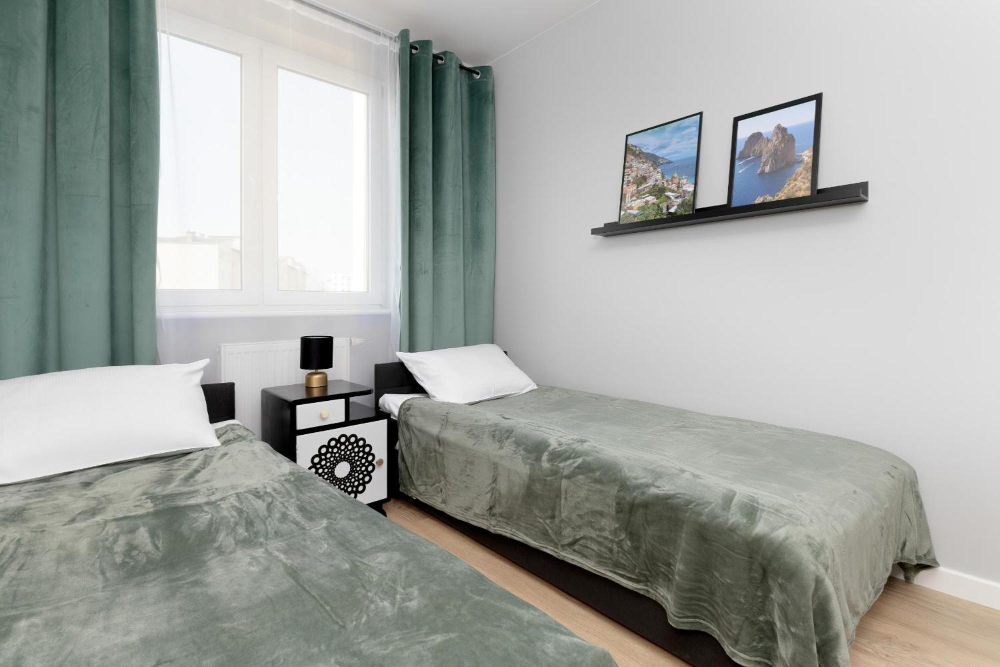 In With 3 Bedrooms, Furnished Balcony And 2 Desks By Rent Like Apartment *