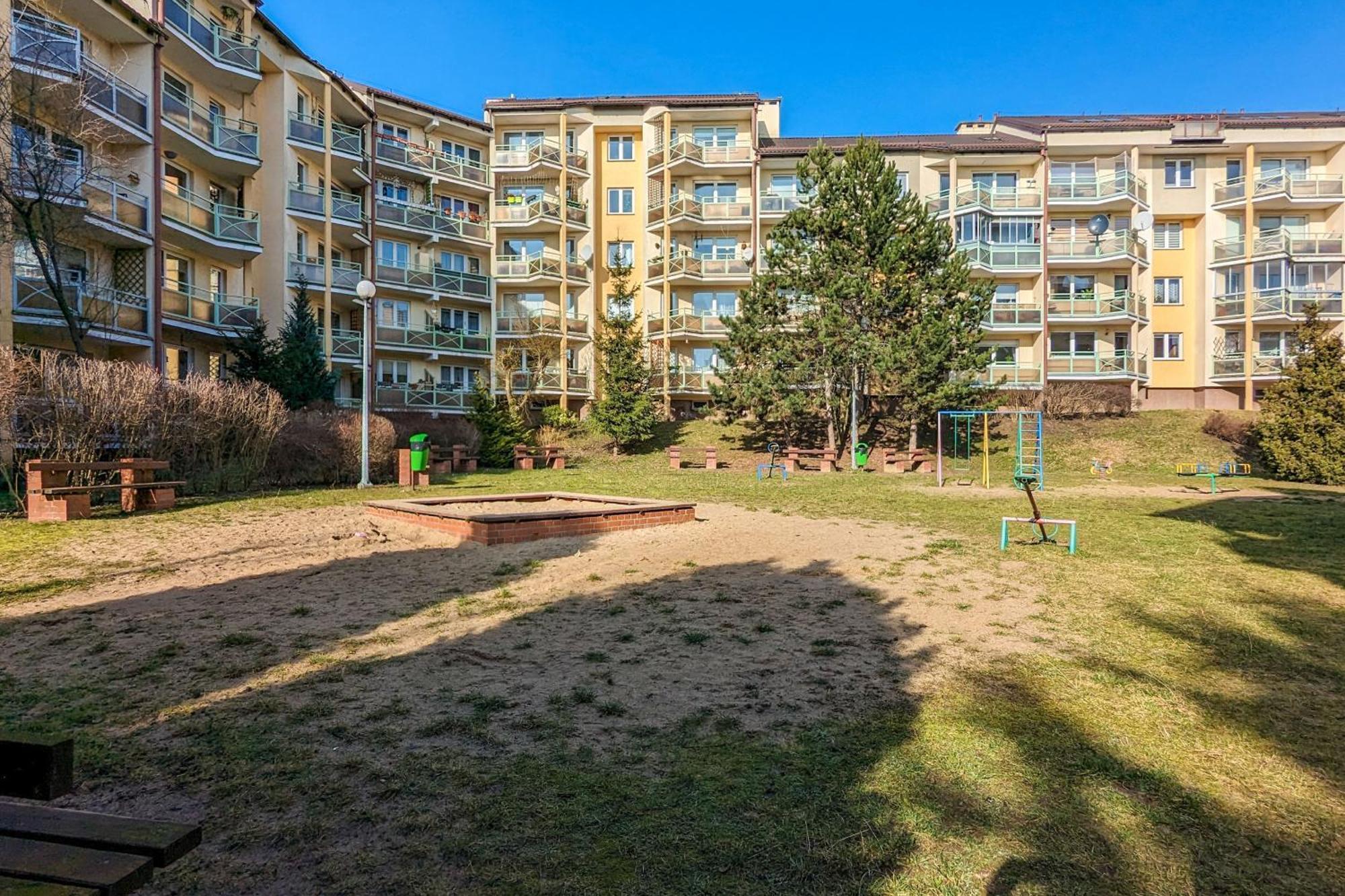 In With 3 Bedrooms, Furnished Balcony And 2 Desks By Rent Like *