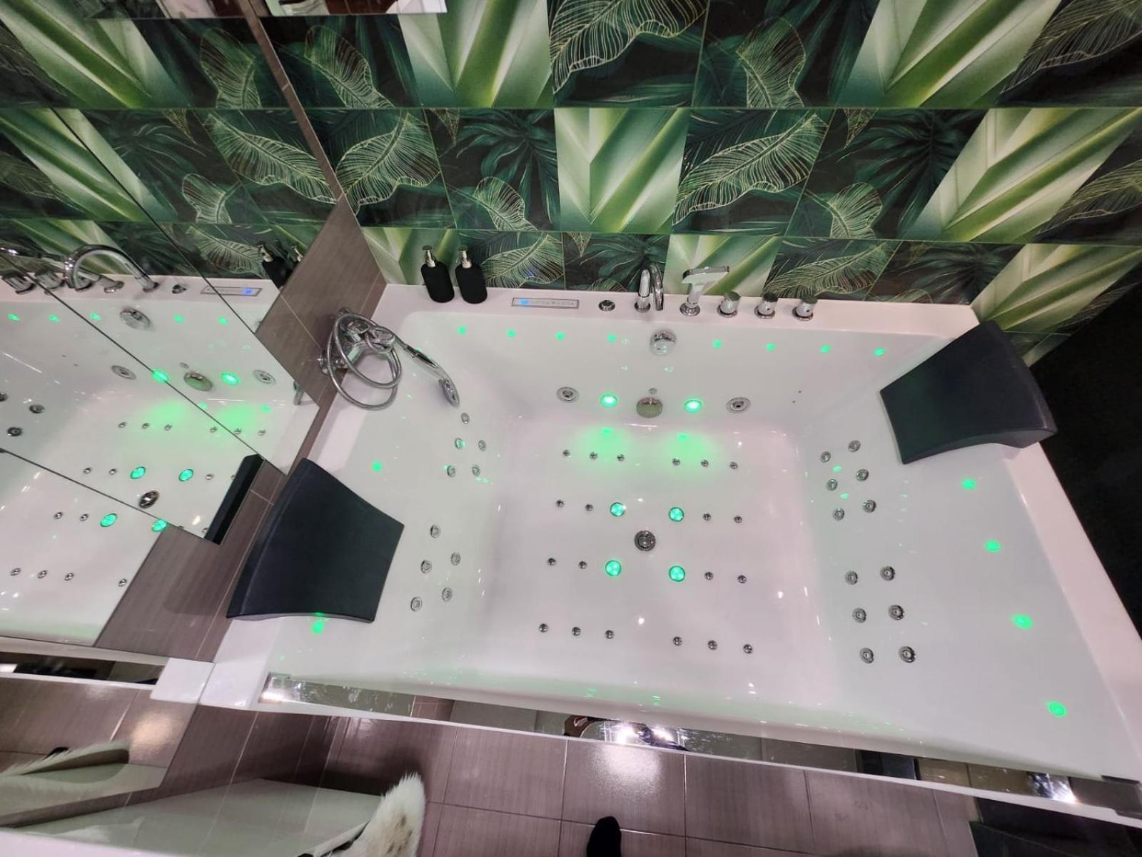 Chmielna Prestige With Luxury Jacuzzi And Sauna! Selected Also Feature A Massage Chair And Himalayan Salt With Color Therapy Salt Forest Apartment Danzig