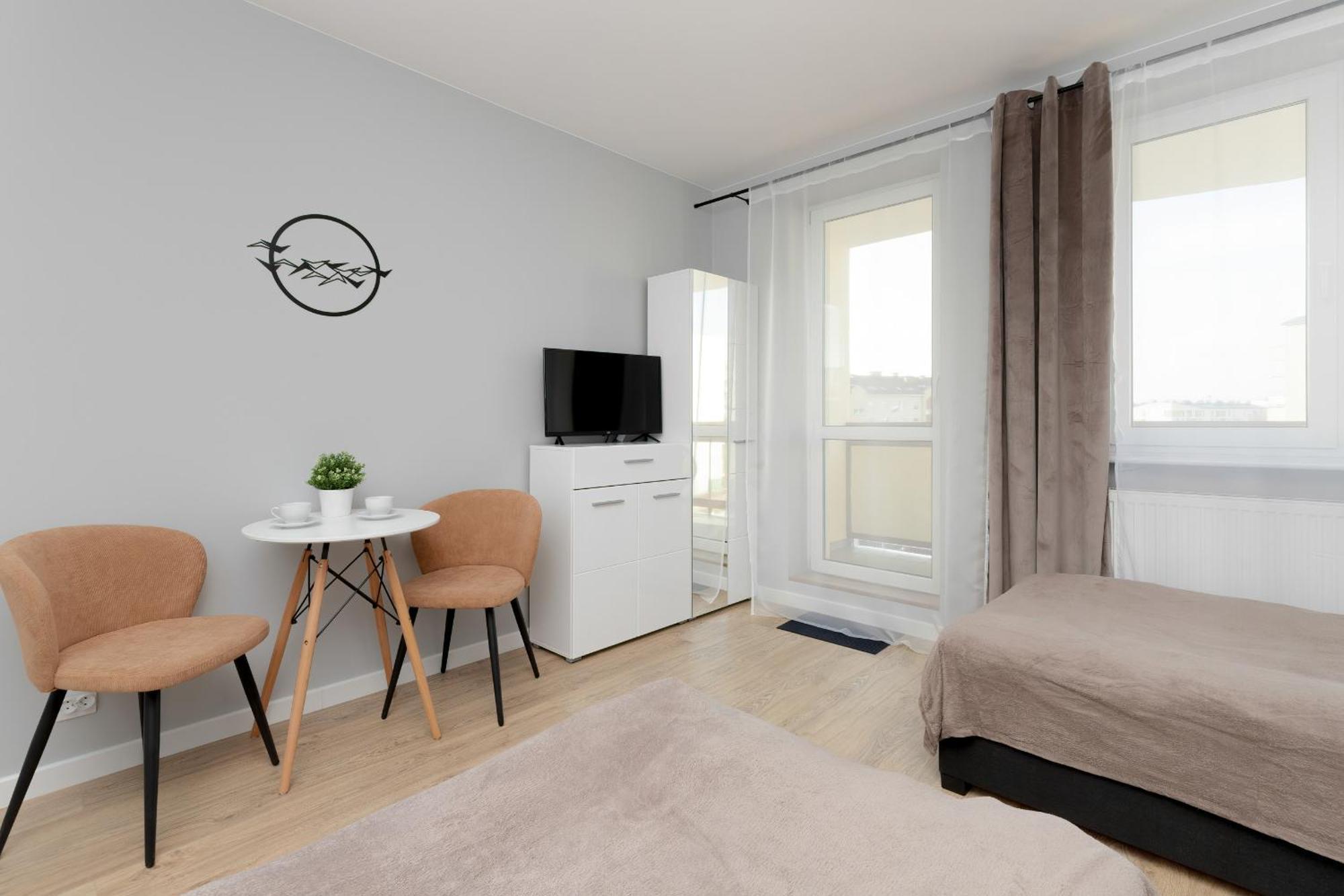 Apartment In With 3 Bedrooms, Furnished Balcony And 2 Desks By Rent Like *