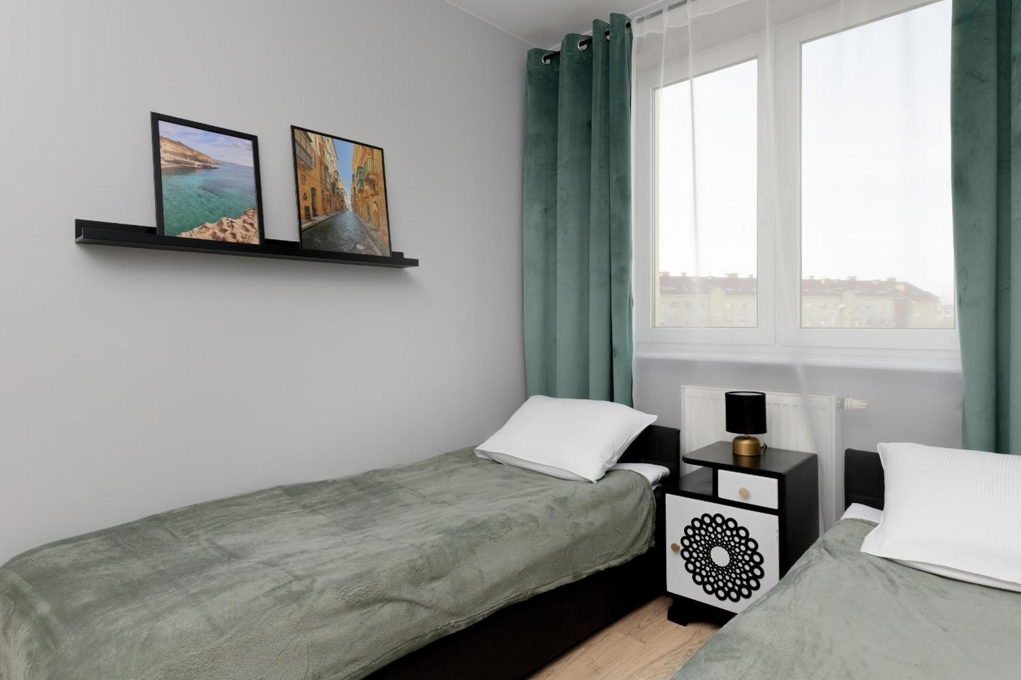 In With 3 Bedrooms, Furnished Balcony And 2 Desks By Rent Like Apartment