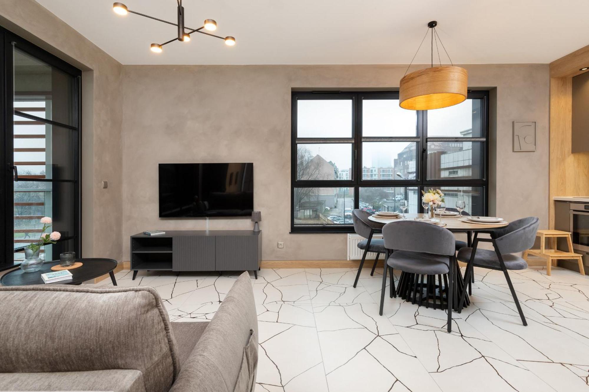 Loft Near The Old Town Parking & Balcony By Renters Apartment *
