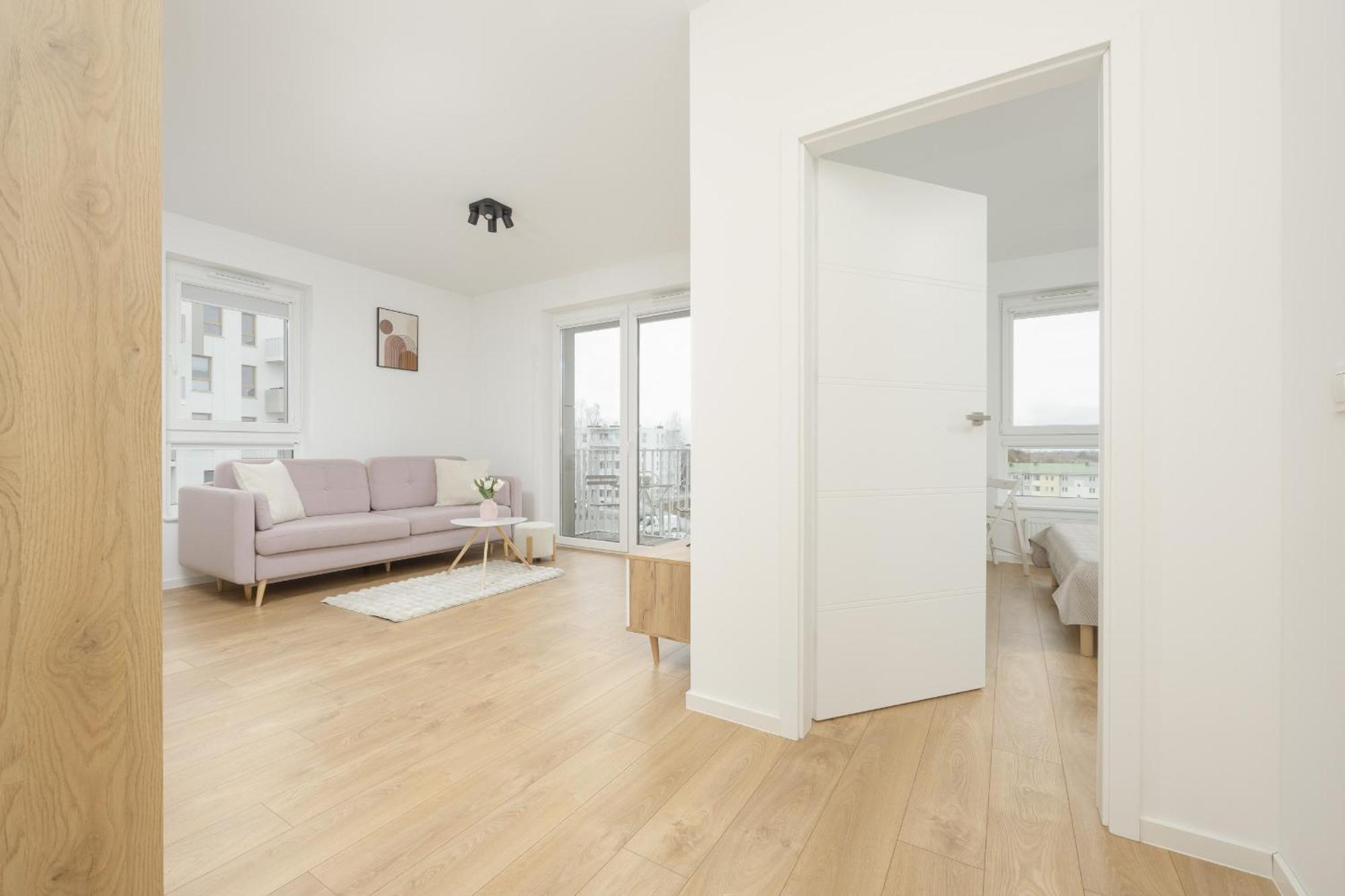 Huoneisto Bright Pastel With Desk For Remote Work, Balcony And Parking By Renters Gdańsk