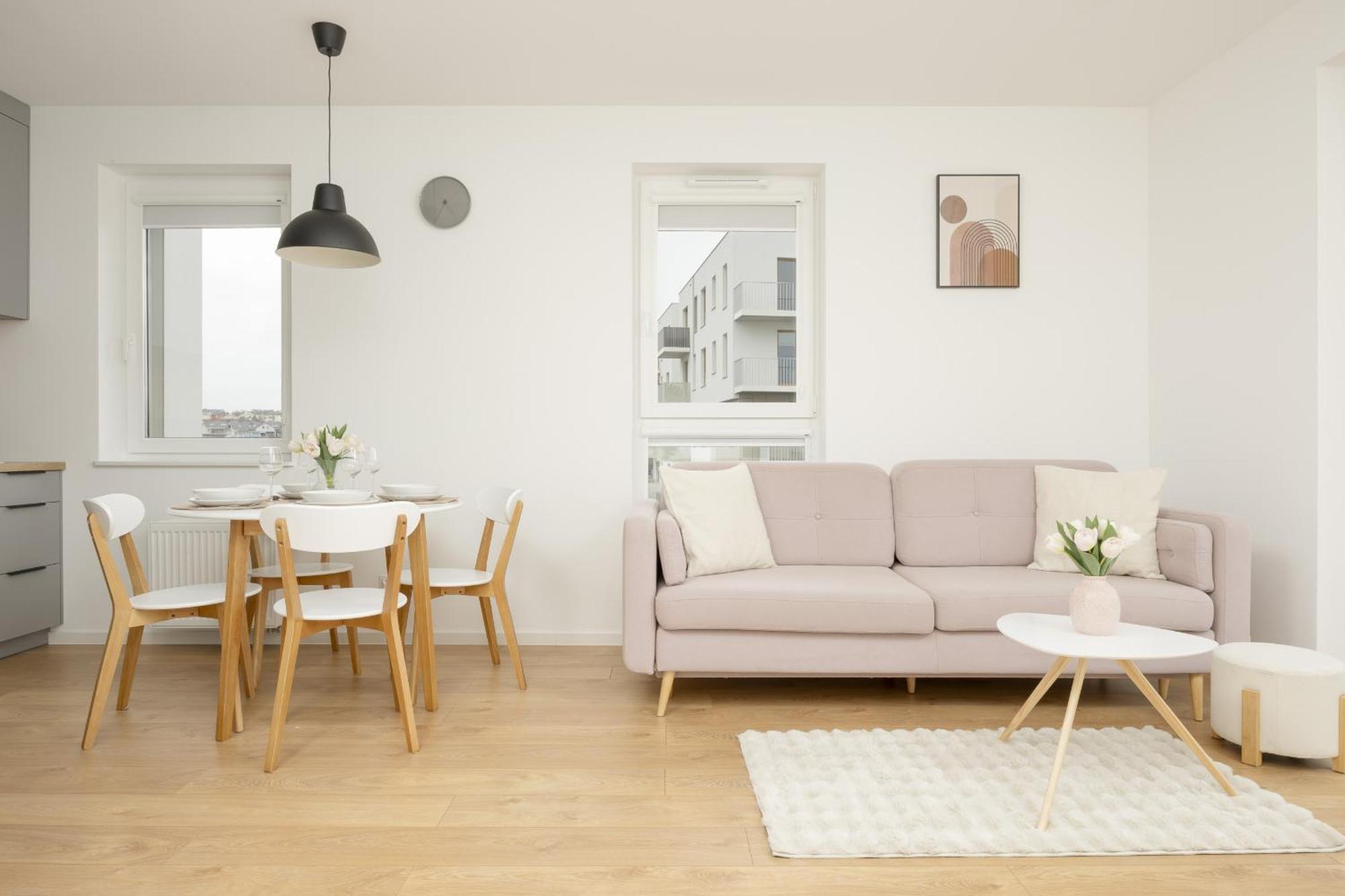 Bright Pastel With Desk For Remote Work, Balcony And Parking By Renters Huoneisto Gdańsk