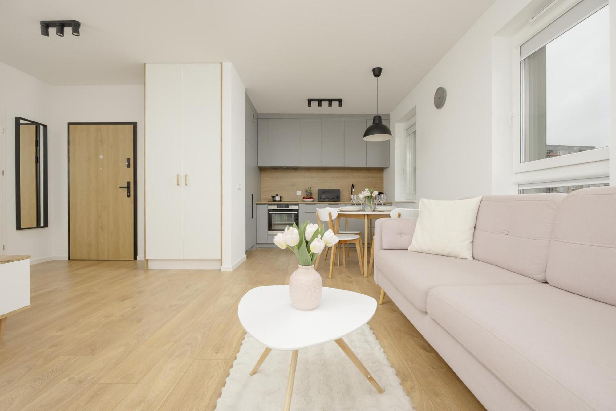 Huoneisto Bright Pastel With Desk For Remote Work, Balcony And Parking By Renters Gdańsk
