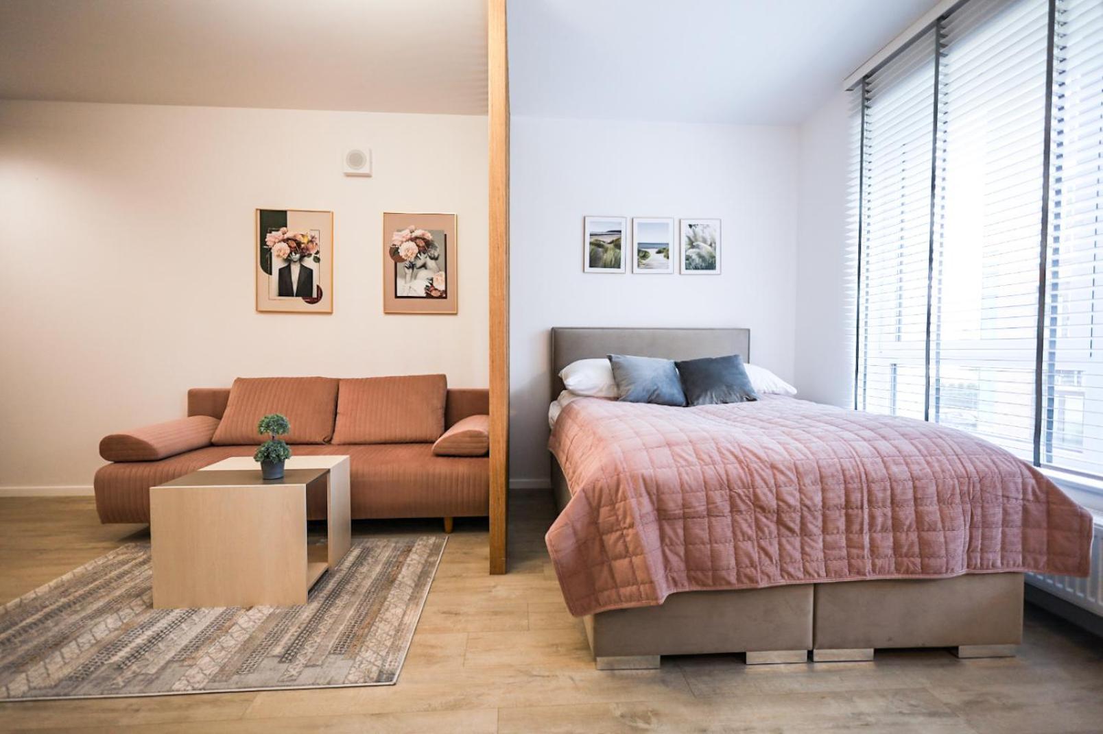 Glow Apartments, Slaska 12 *
