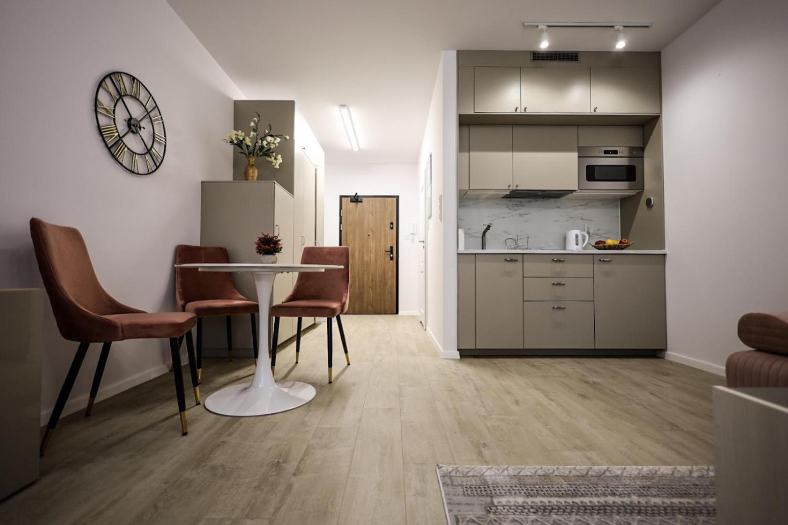Glow Apartments, Slaska 12