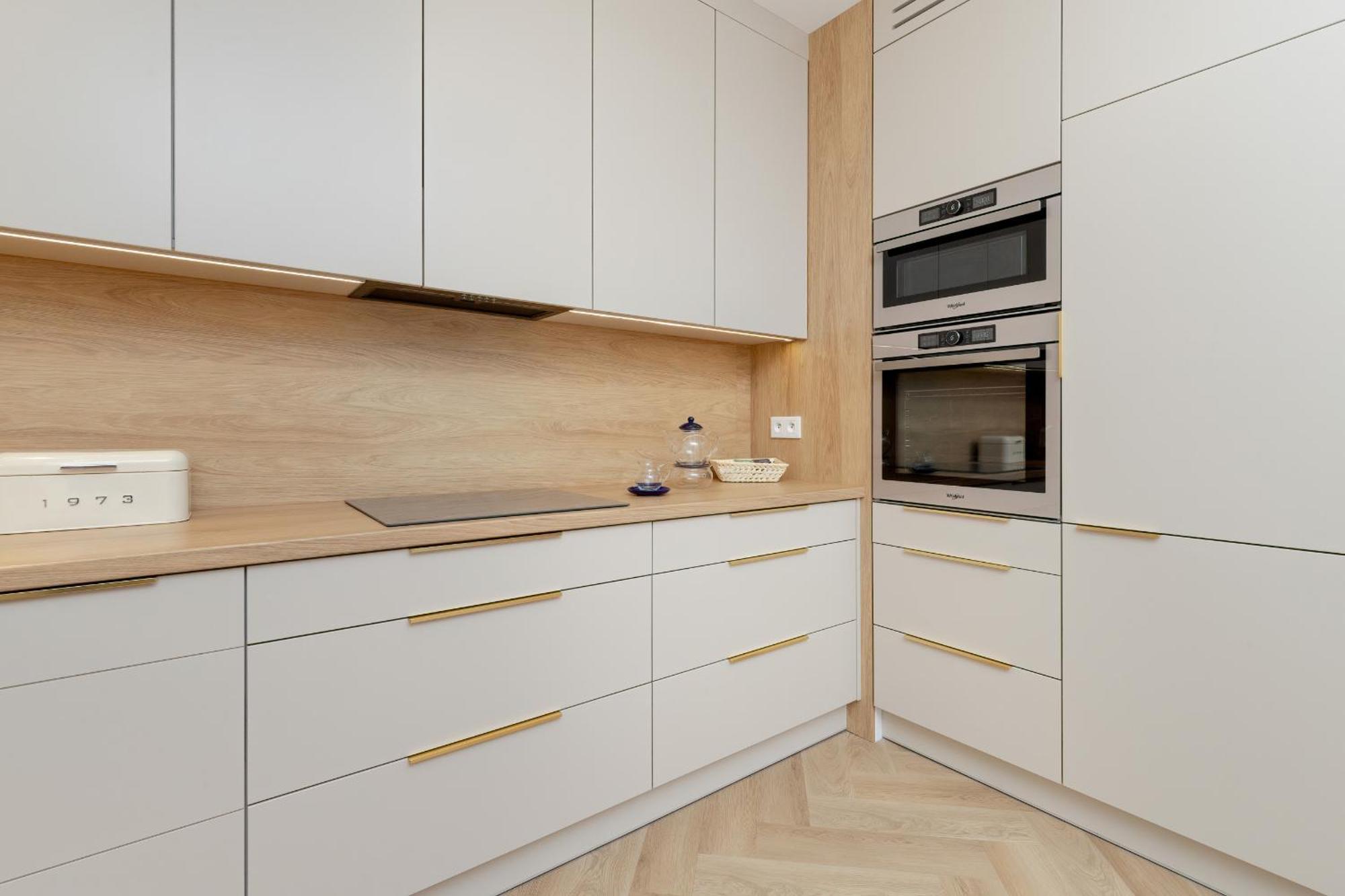 Bright Beige With Furnished Balcony And Parking In By Renters Lejlighed *