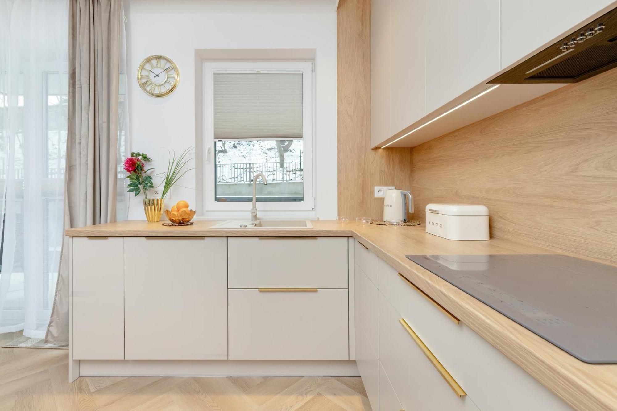 Apartment Bright Beige With Furnished Balcony And Parking In By Renters *