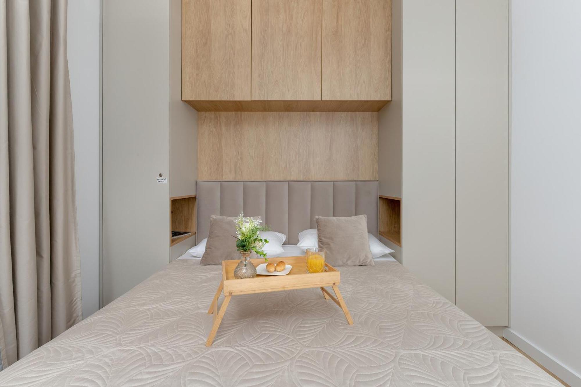 Bright Beige With Furnished Balcony And Parking In By Renters Apartment *
