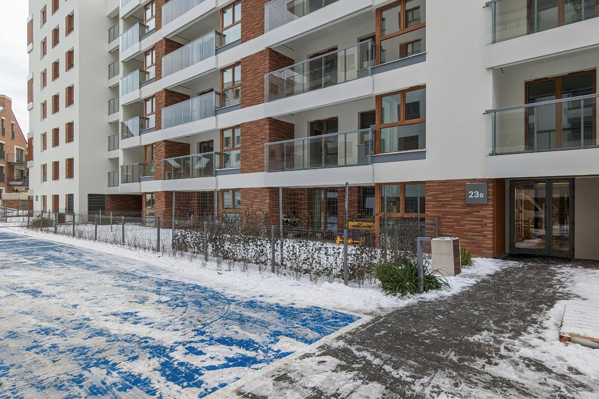 Apartment Bright Beige With Furnished Balcony And Parking In By Renters *