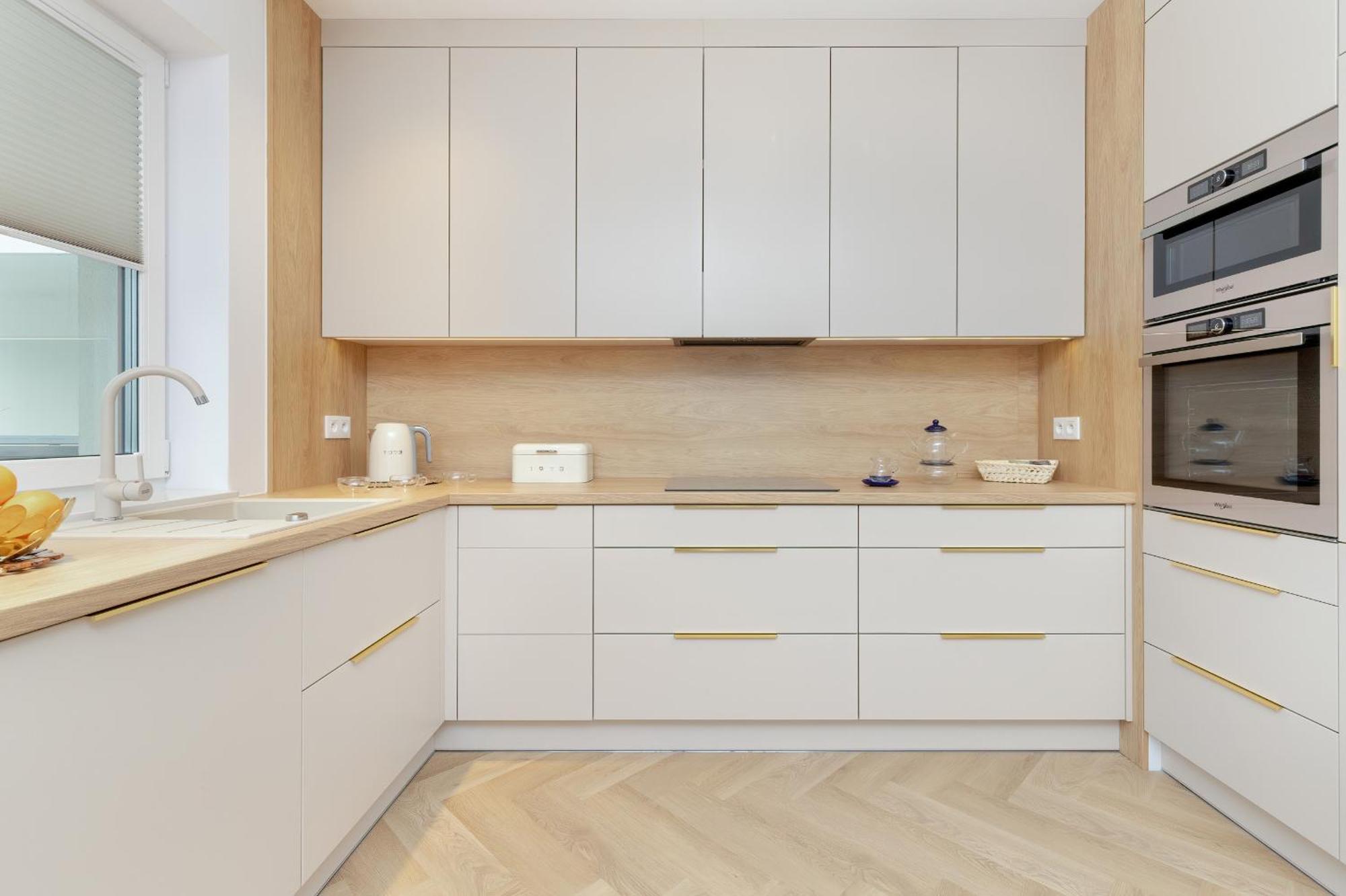 Bright Beige With Furnished Balcony And Parking In By Renters *
