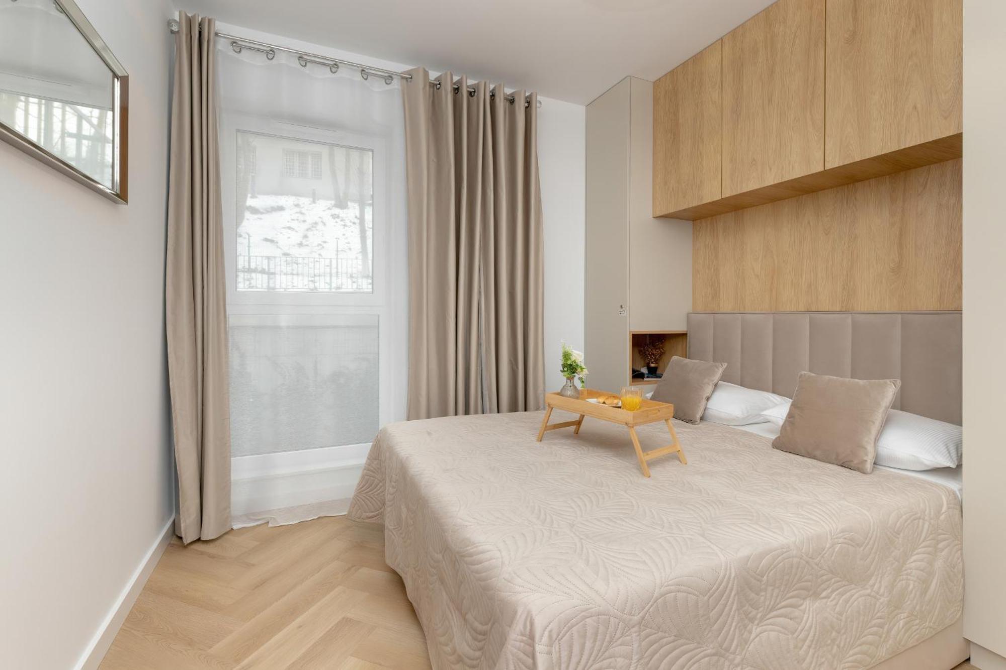 Apartment Bright Beige With Furnished Balcony And Parking In By Renters *