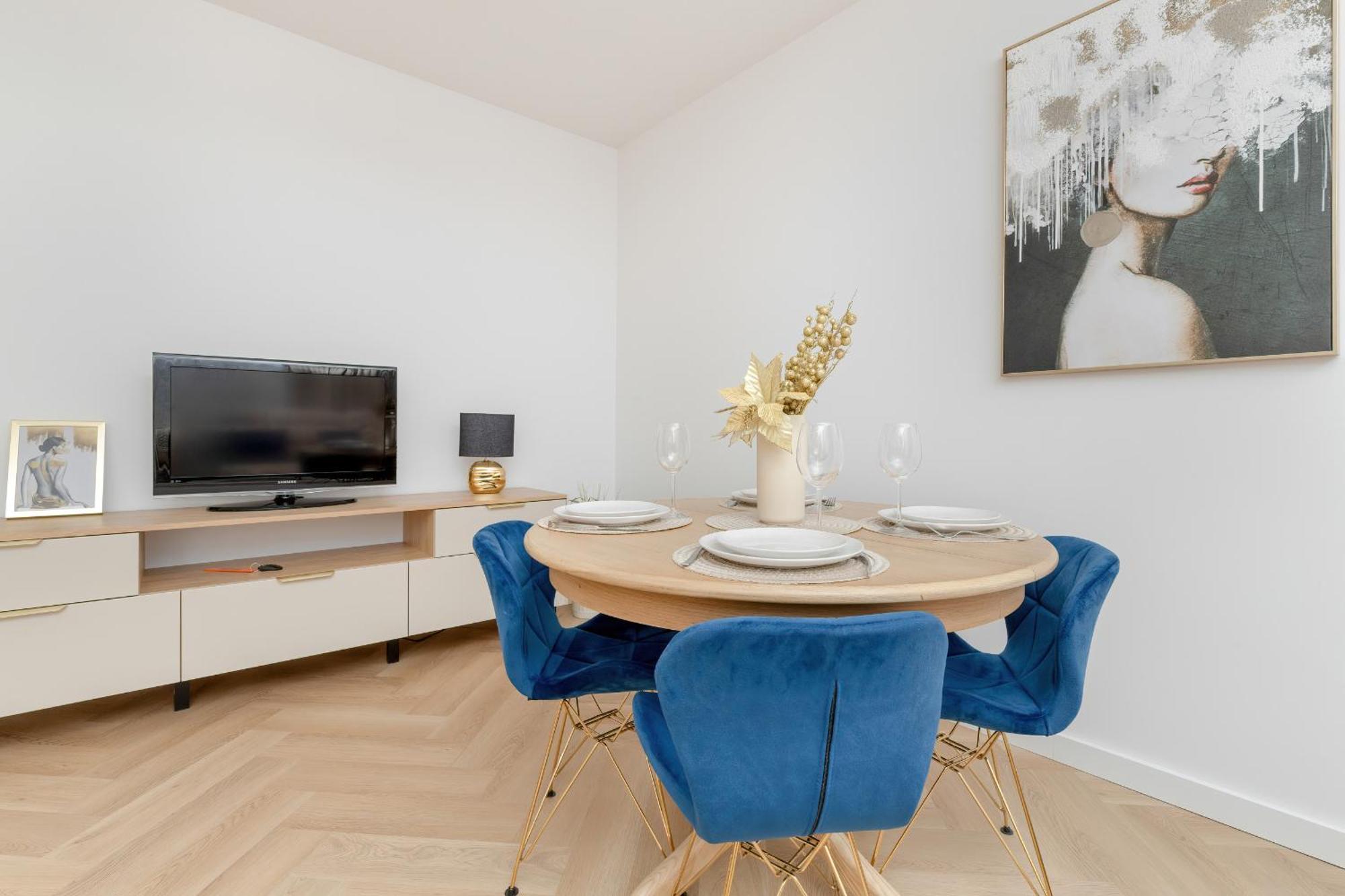 Bright Beige With Furnished Balcony And Parking In By Renters Apartment *