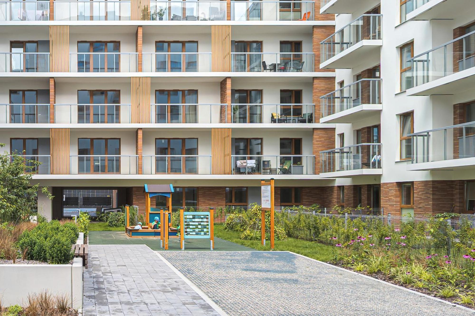 Apartment Bright Beige With Furnished Balcony And Parking In By Renters *