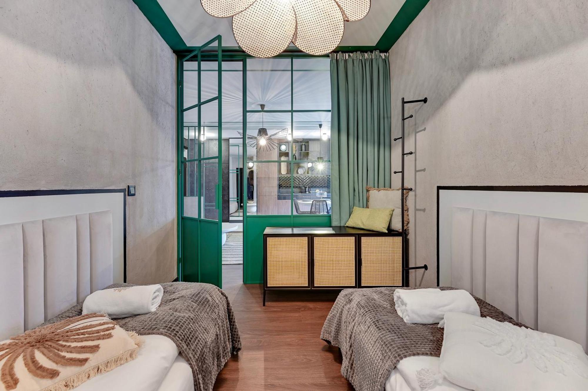 Doki Living - Foodhall & Parking By Downtown Gdansk
