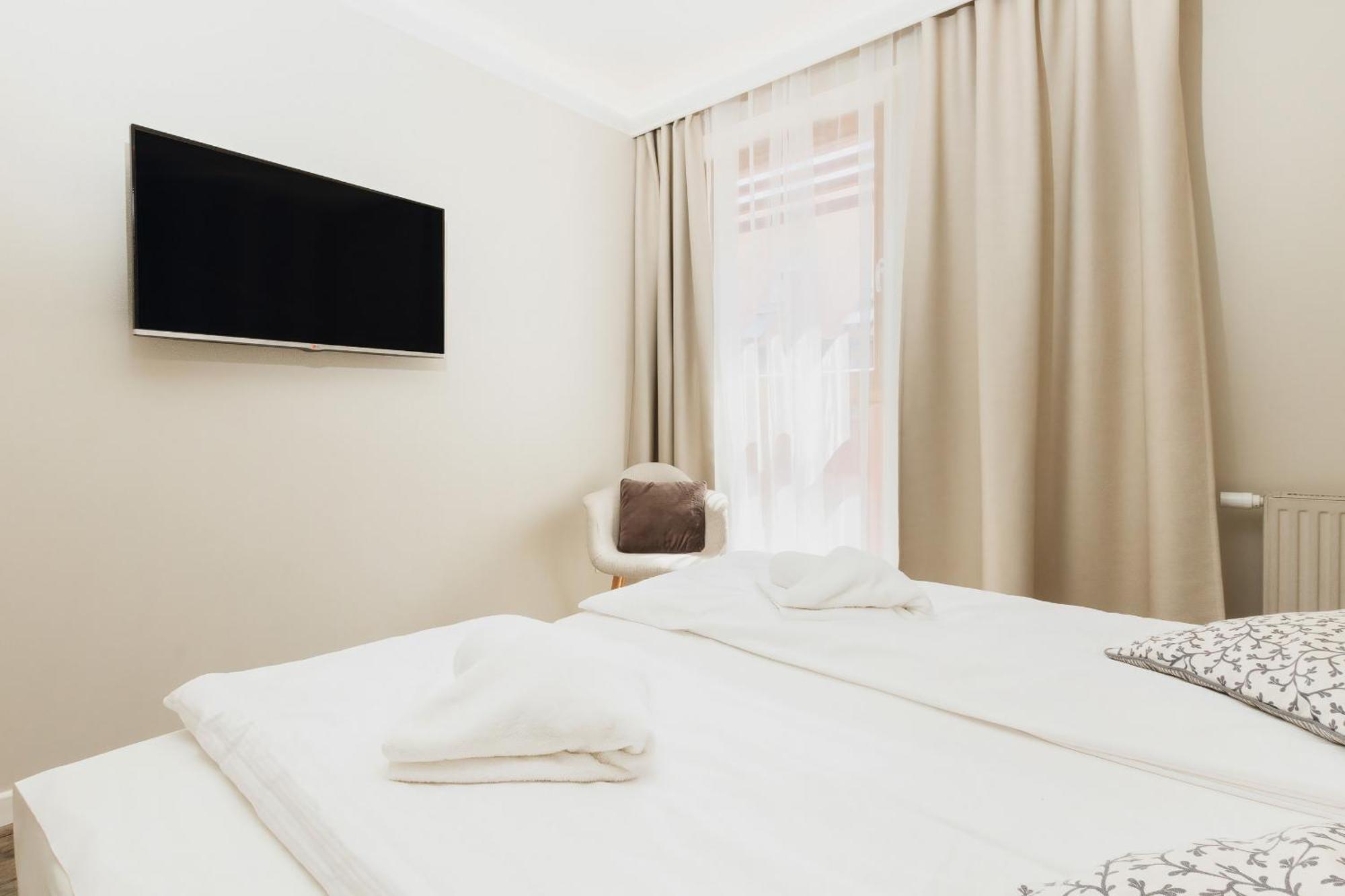 Cozy With Two Bedrooms And Balcony In By Renters