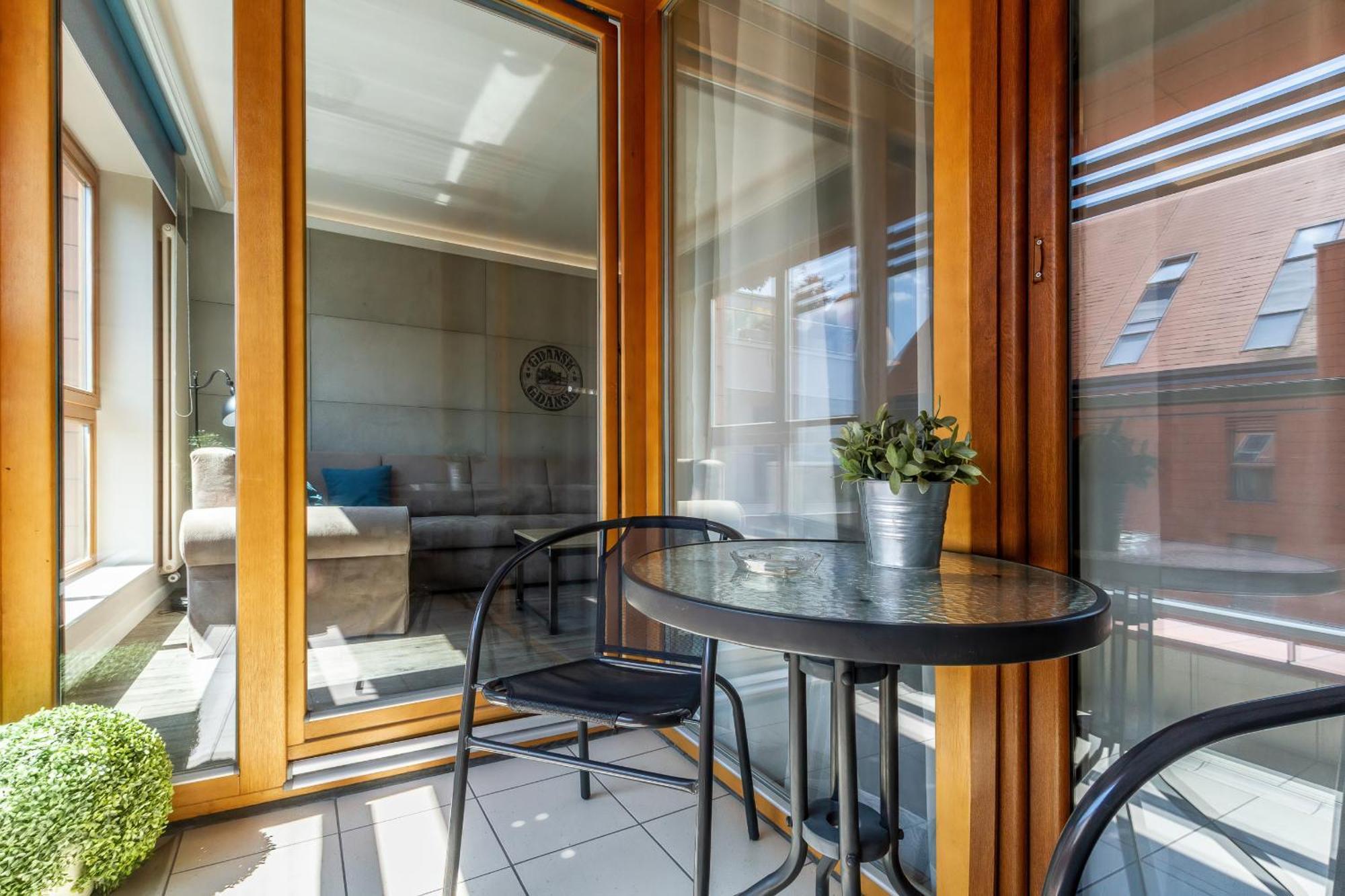 Cozy With Two Bedrooms And Balcony In By Renters Lejlighed Gdańsk