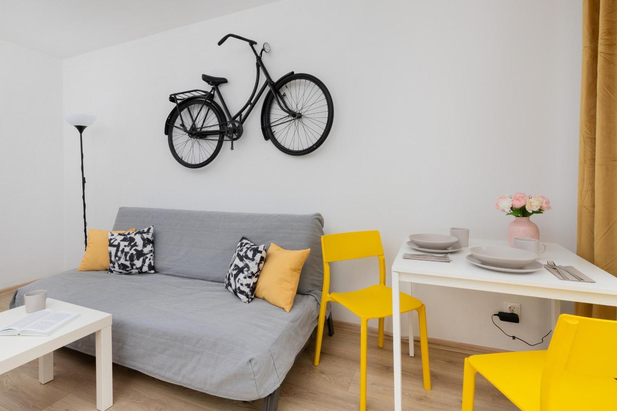 Căn hộ Sunny Studio Opolska With Balcony In By Renters