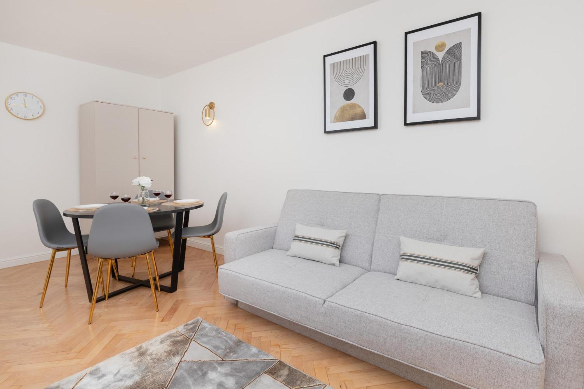 Stylish & Comfortable With Balcony In Central By Renters Gdansk
